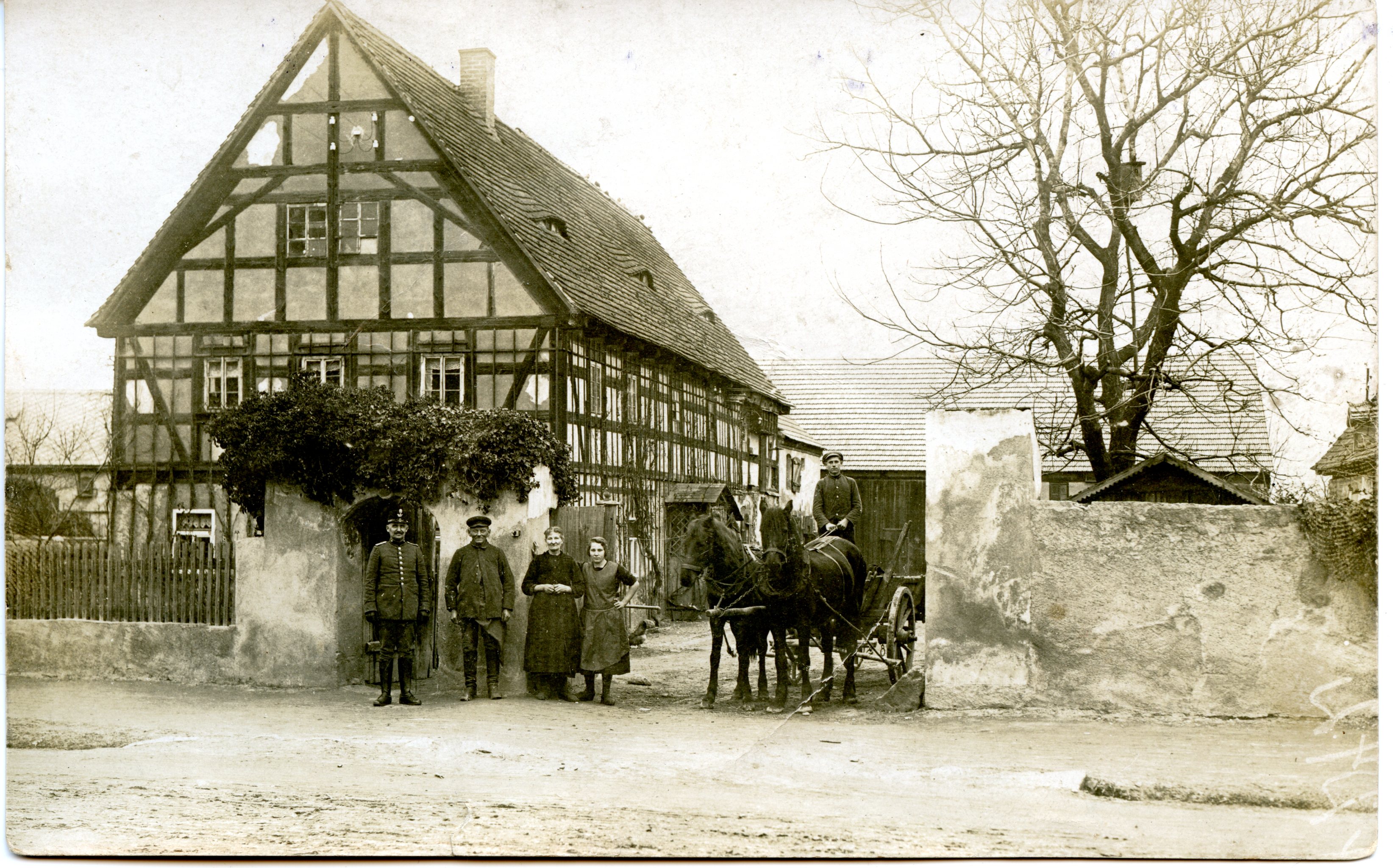  Hof um 1920 mit Familie